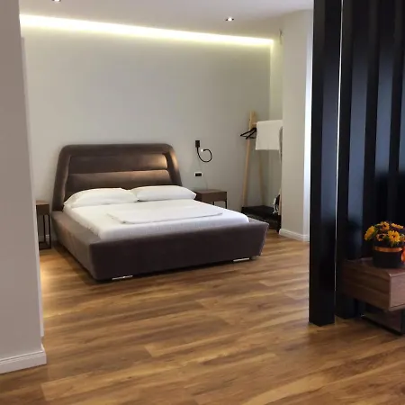 Skanderbeg Square Center Apartman *